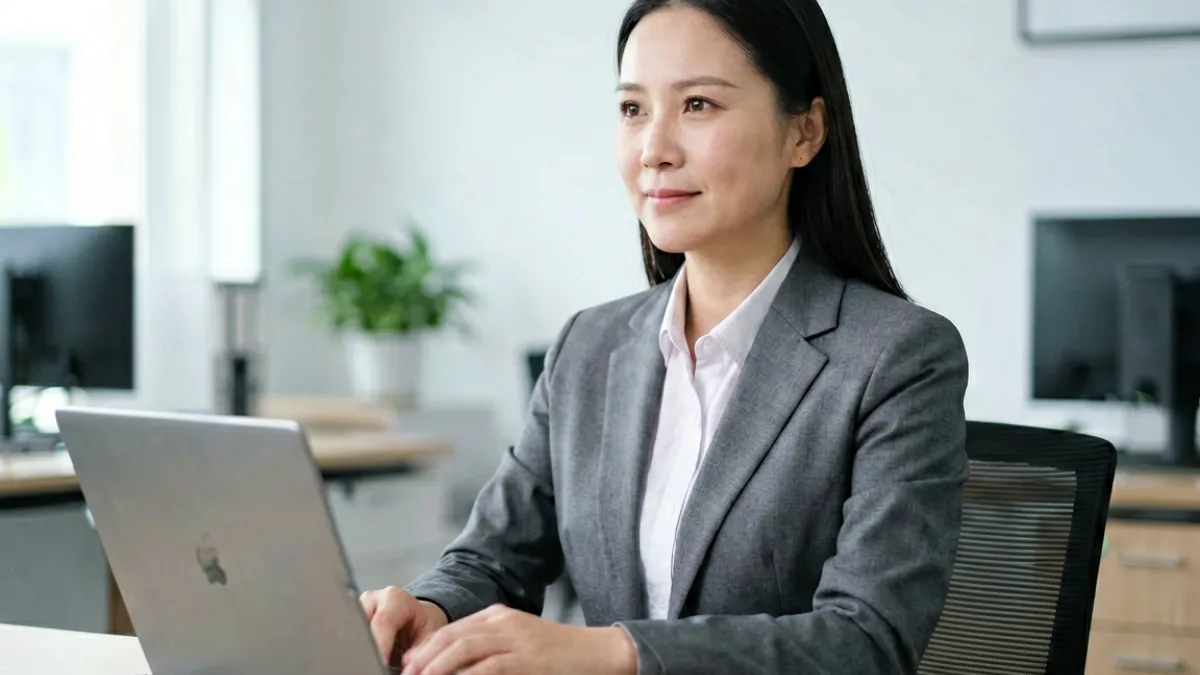 不同类型用户使用WWW.水蜜桃的场景对比图示，包括移动端和大屏投屏两种使用场景